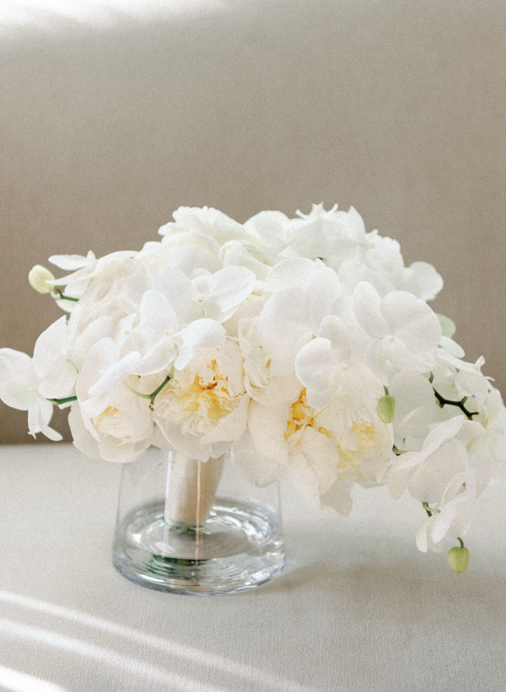 a beautiful wedding floral arrangement