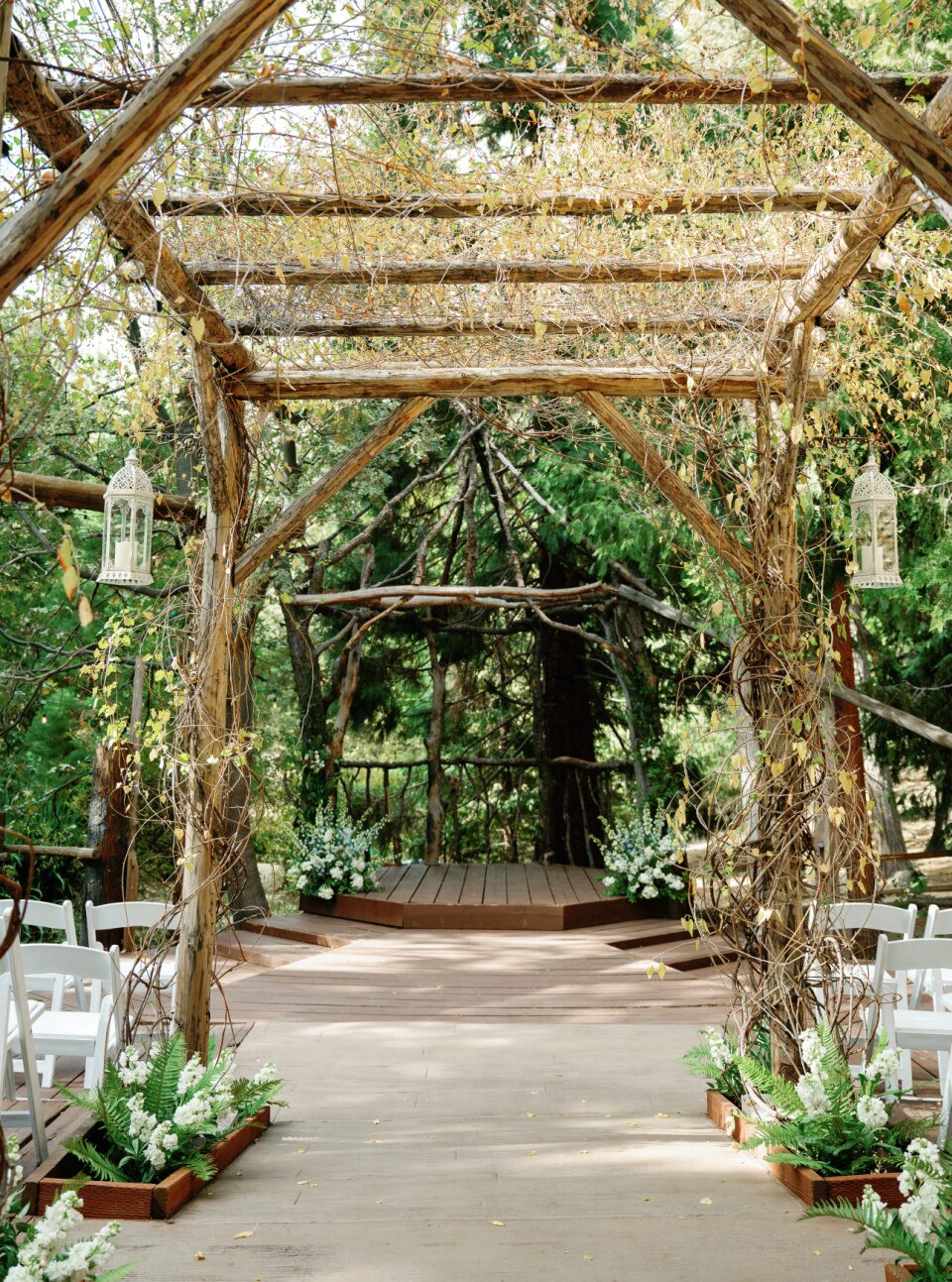 lanterns-wedding-decor-flowers